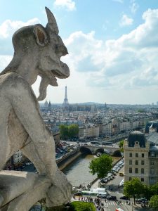 Gárgola de Notre Dame y Torre Eiffel